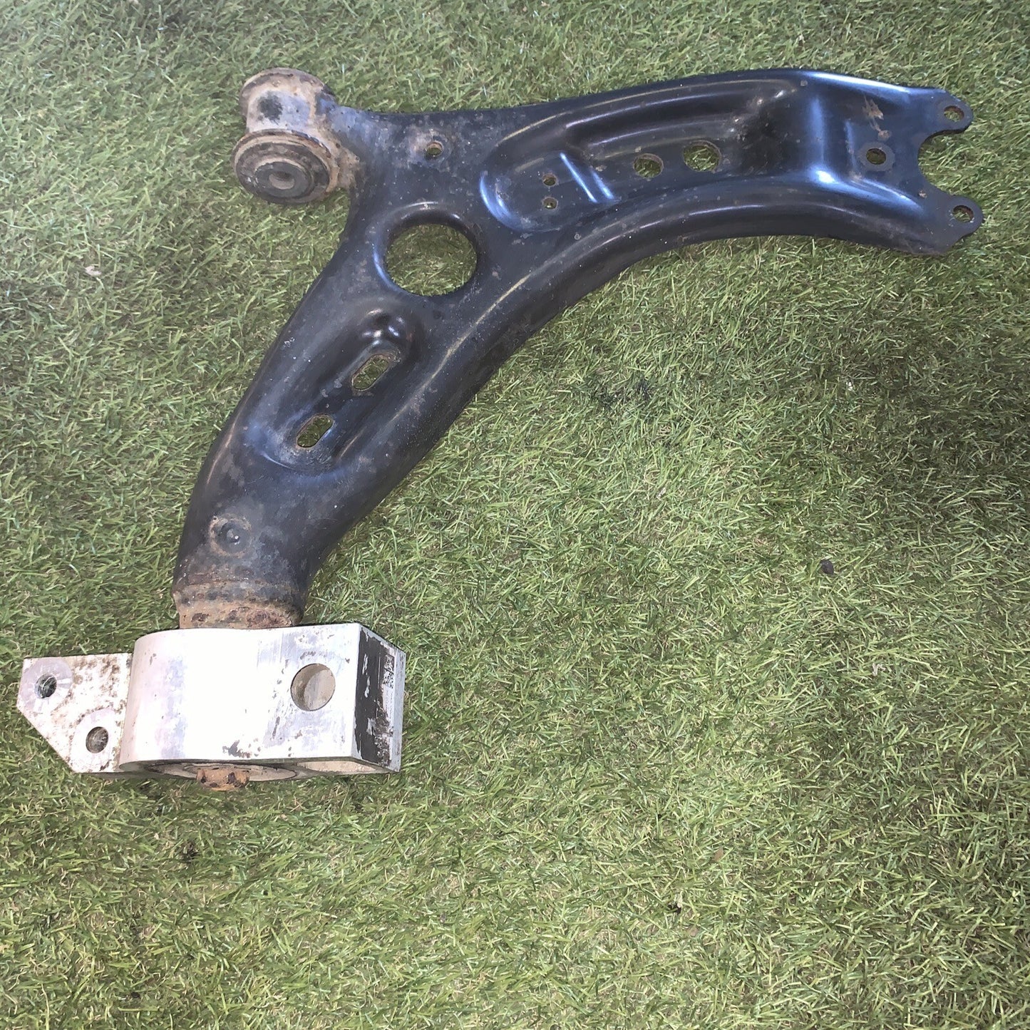 BRACCIO OSCILLANTE ANTERIORE DESTRO PER VOLKSWAGEN GOLF 6 2.0 TDI