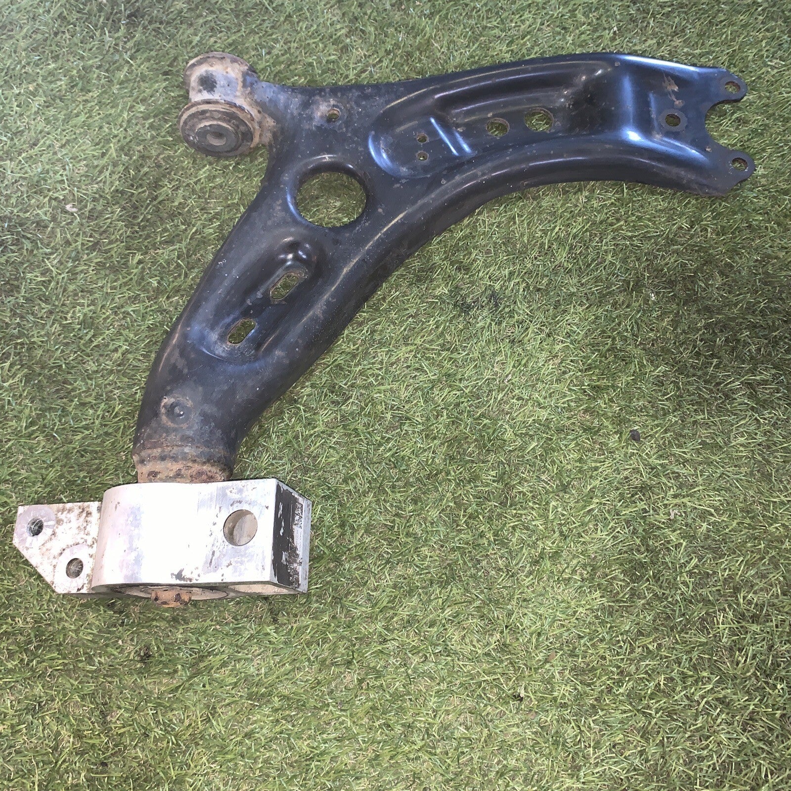 BRACCIO OSCILLANTE ANTERIORE DESTRO PER VOLKSWAGEN GOLF 6 2.0 TDI