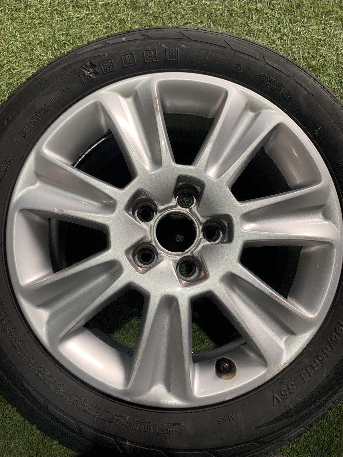 Cerchi In Lega Con Gomme Da 15 Audi A1 2010 8X0601025