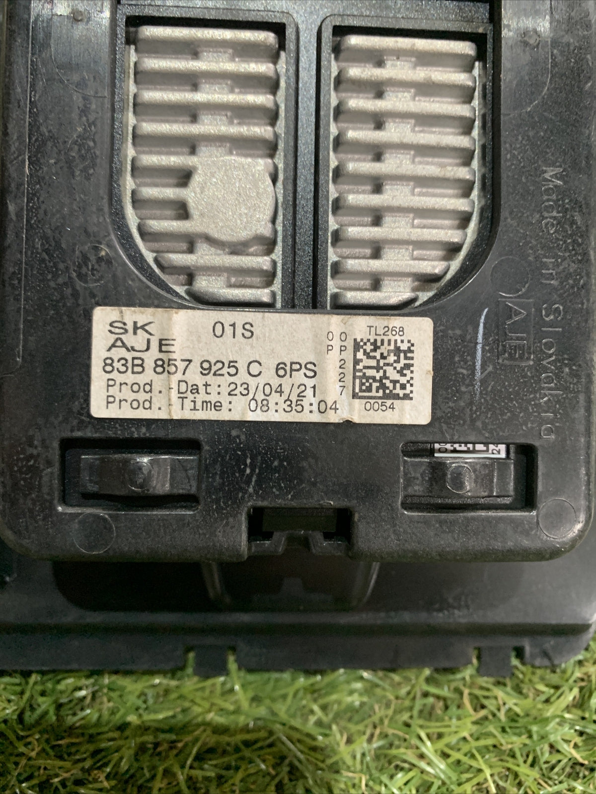 Vano portaoggetti Rsq3 Con Piastra Per Ricaricare Il Telefono 83B857925C