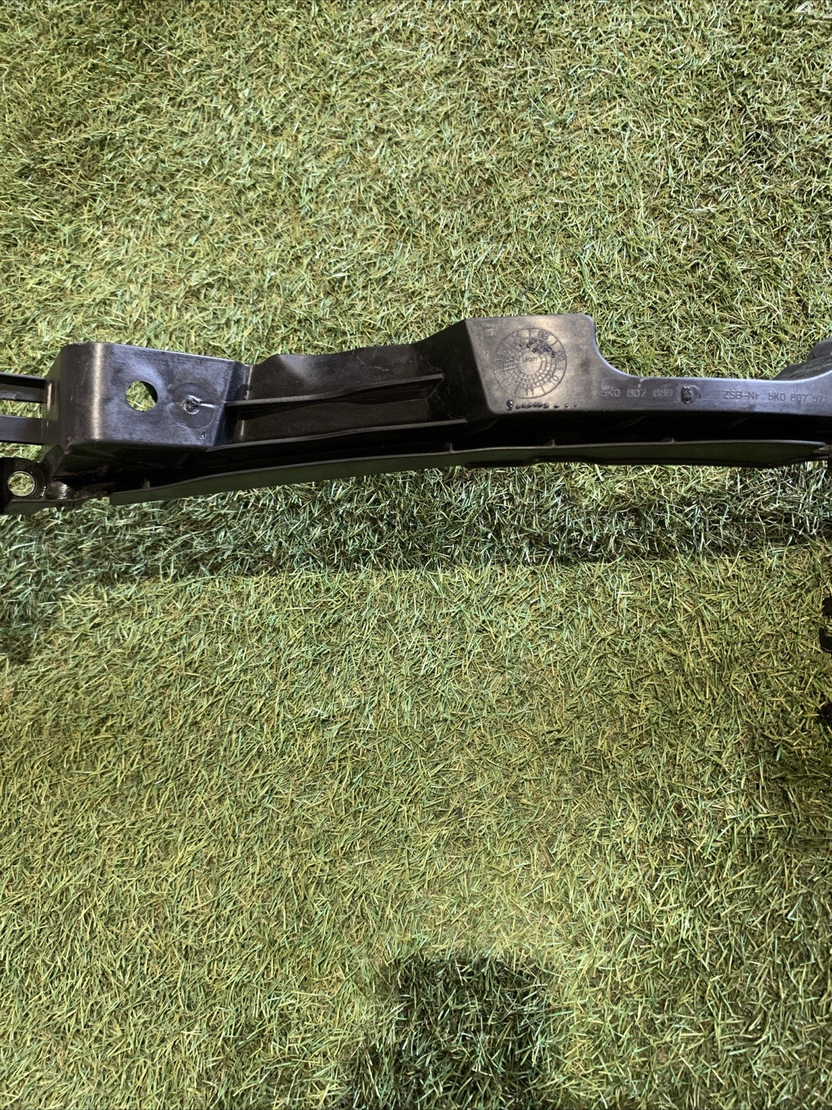 SUPPORTO FARO ANTERIORE SINISTRO VOLKSWAGEN GOLF VI 6 ANNO 2010 COD. 5K0807889