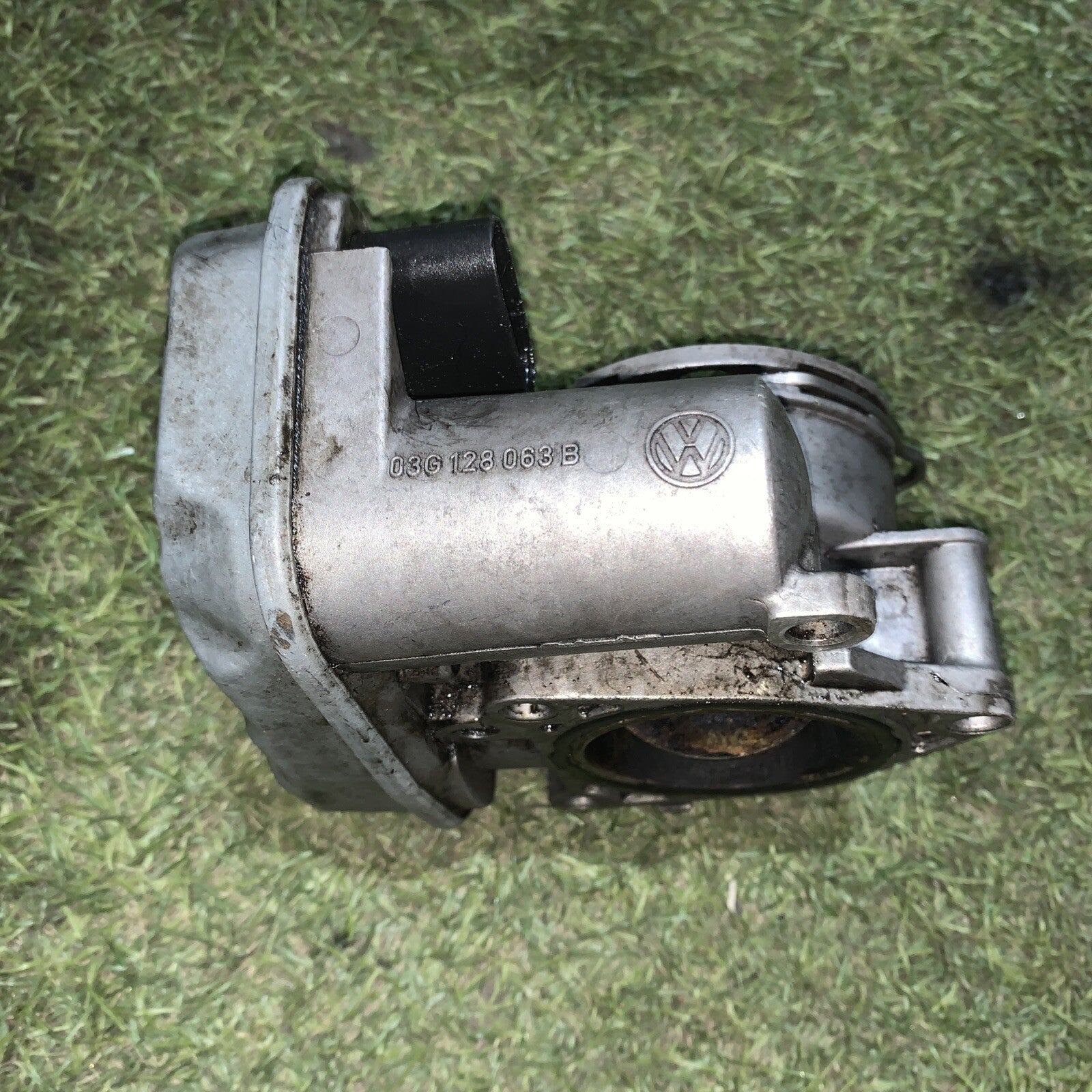 Corpo farfallato valvola VOLKSWAGEN PASSAT 2.0 tdi codice ricambio: 03G128063B