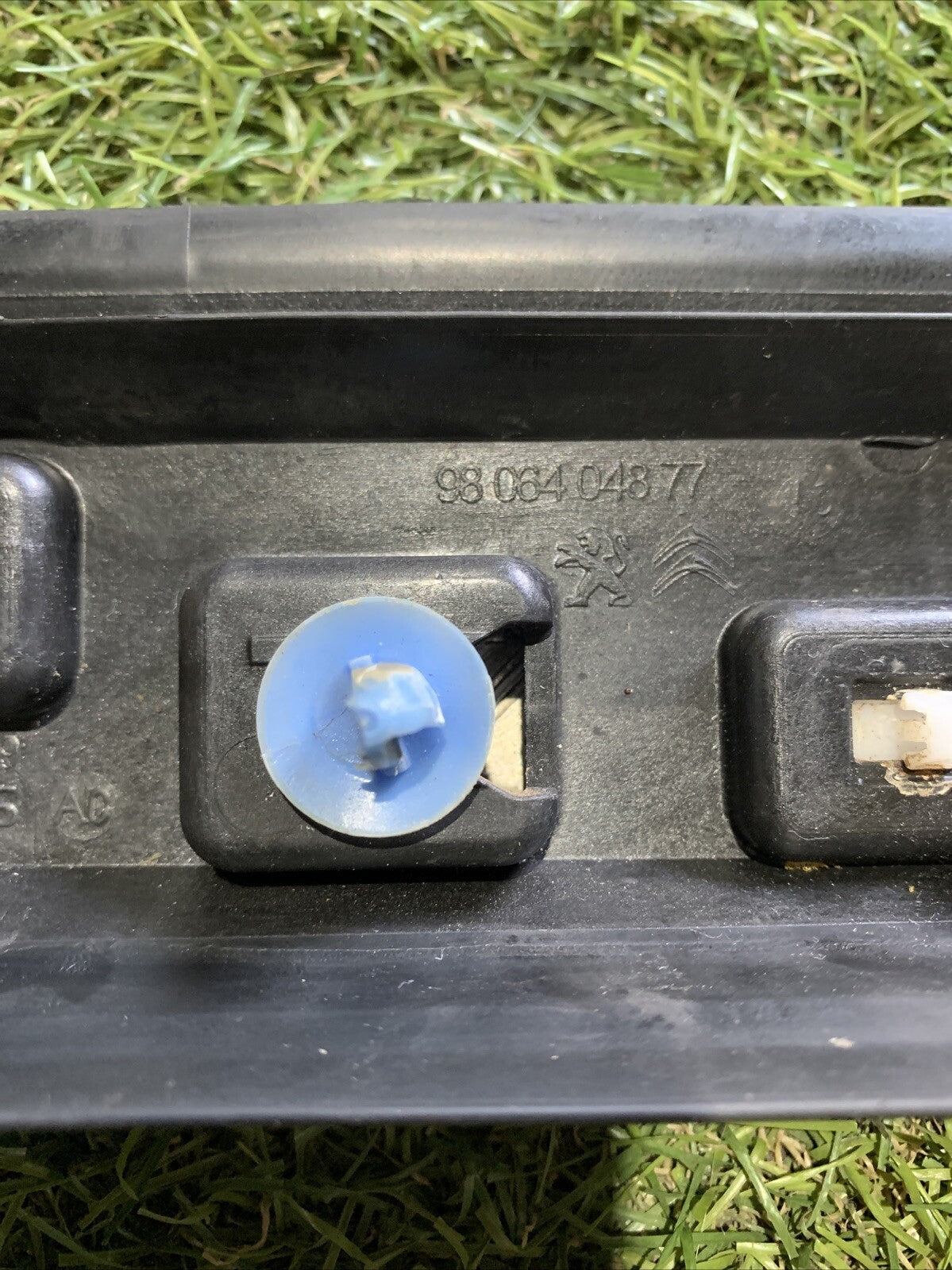 MODANATURA ESTERNA SUPERIORE SX PEUGEOT 2008 ANNO 2017 COD. 9806404877