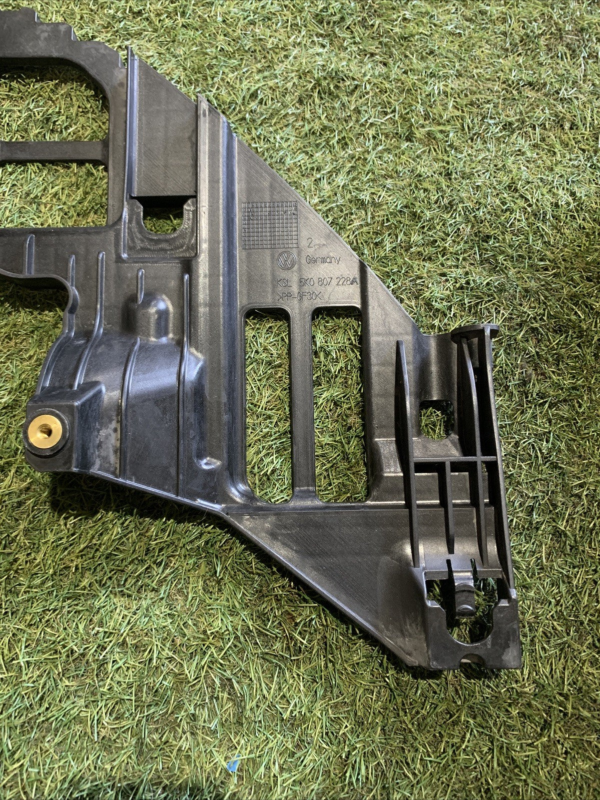 GUIDA PARAURTI ANTERIORE DESTRO VOLKSWAGEN Golf 6 5K0807228A (08 12)