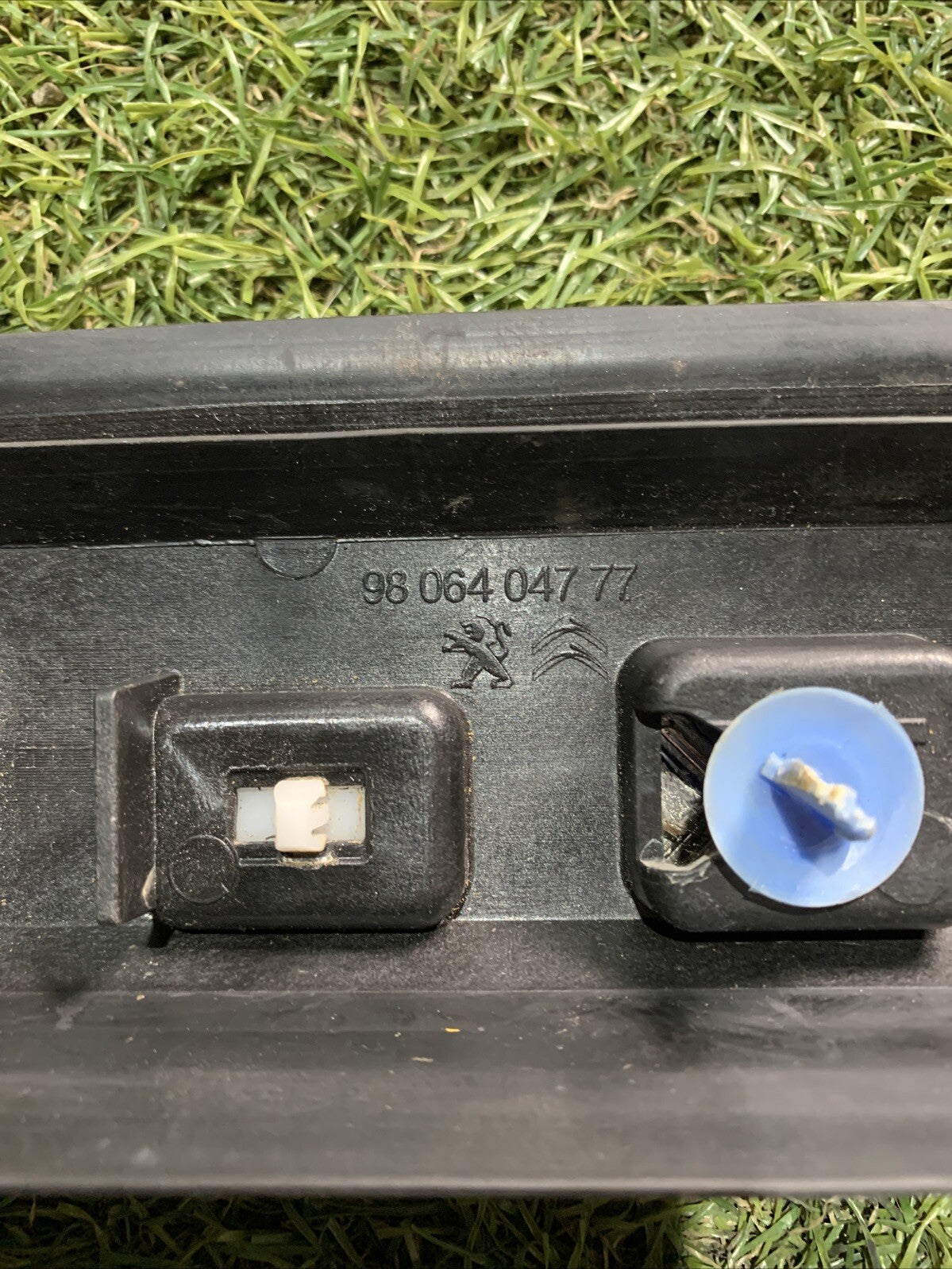 MODANATURA ESTERNA SUPERIORE DX PEUGEOT 2008 ANNO 2017 COD. 9806404777